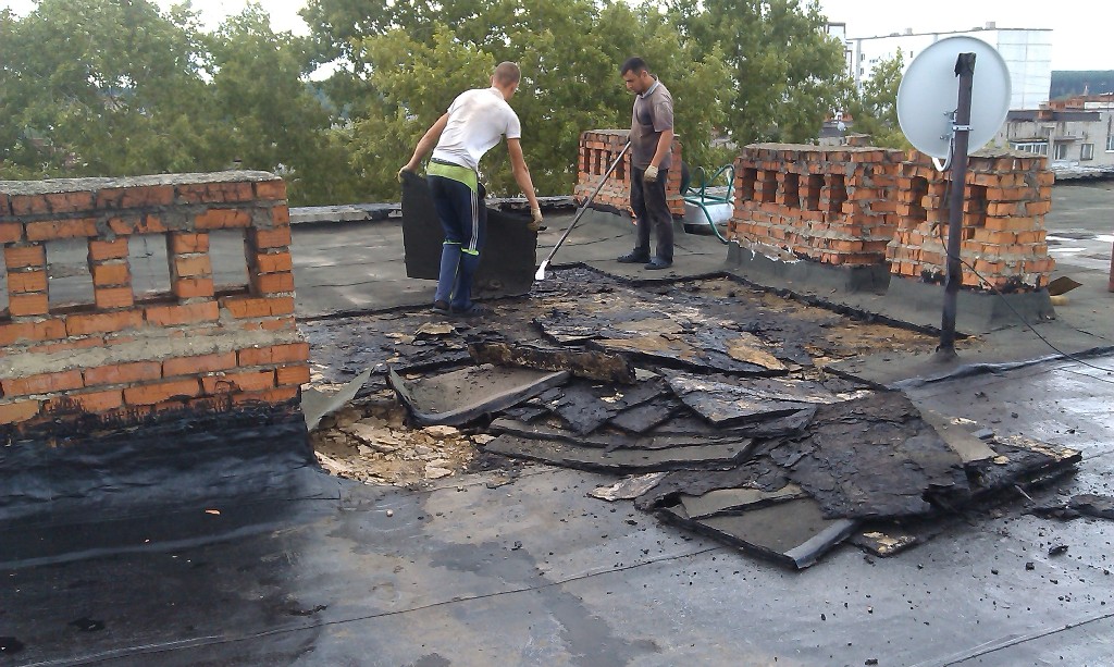 Снятие старого покрытия с крыши 15